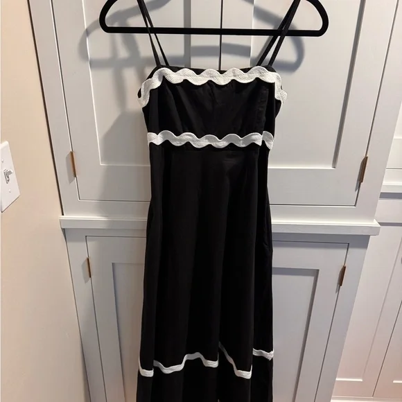 Elegant Black and White Maxi Dress - Picture 2 of 8